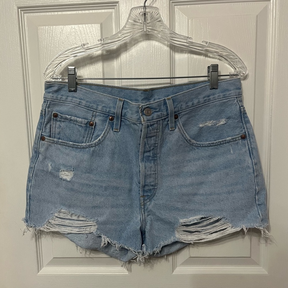 Levi’s 501 distressed light wash Jean shorts denim size 31